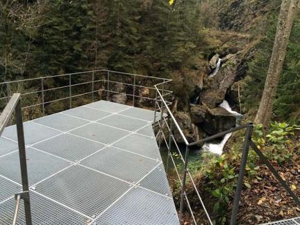 Panorama Iadolina: Turiştii pot admira cascada de pe o platformă suspendată (FOTO)